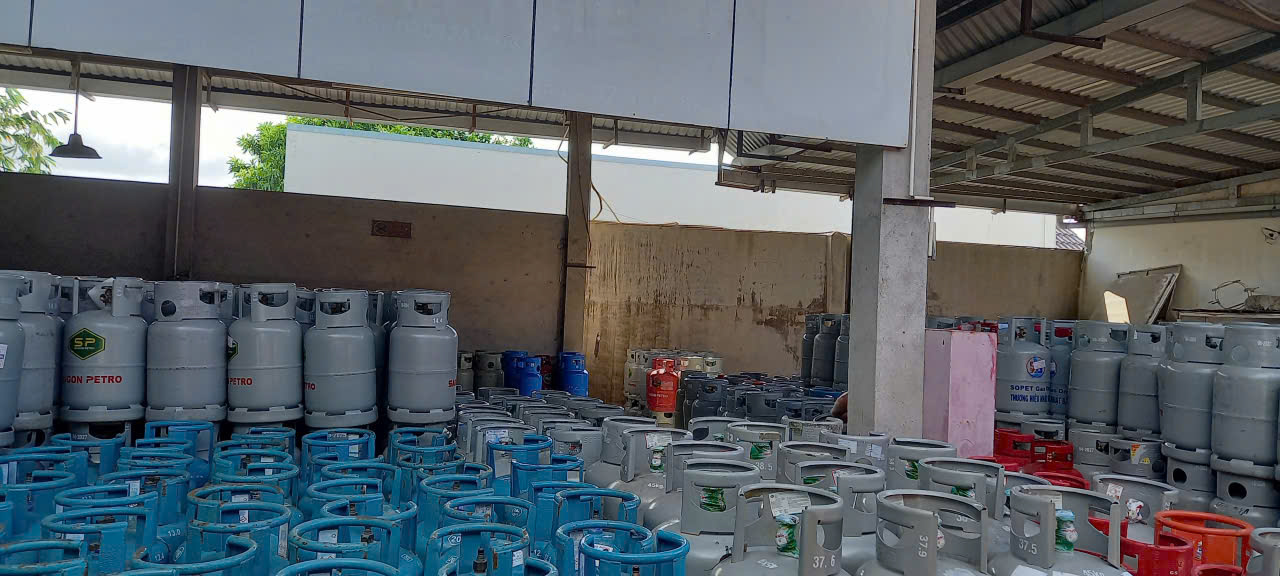 Vì sao giá xăng dầu giảm mạnh, giá gas vẫn ở mức cao? - Ảnh 1