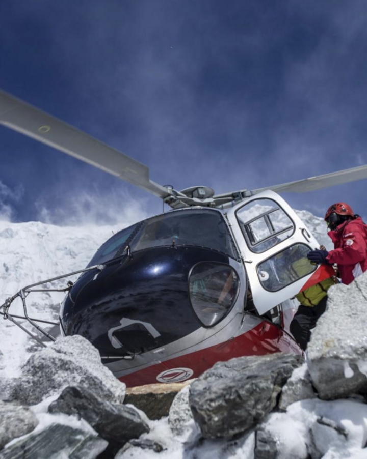 Kịch bản đầu độc, ép khách dùng trực thăng cứu hộ trên đỉnh Everest thu triệu USD - Ảnh 2