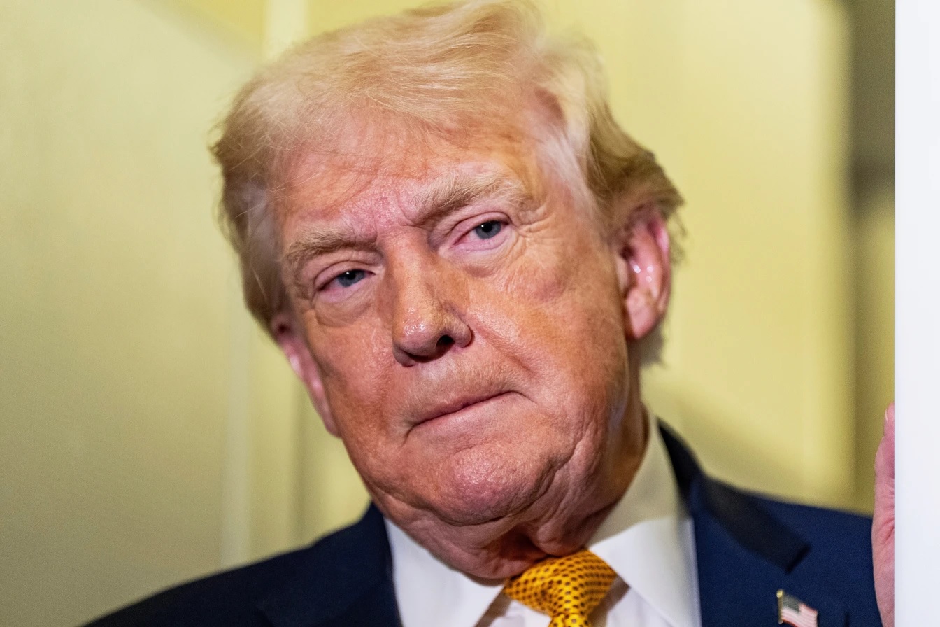 Ông Donald Trump bất ngờ tiết lộ "Iran đang sụp đổ" và muốn mở lại Hormuz ngay - Ảnh 1