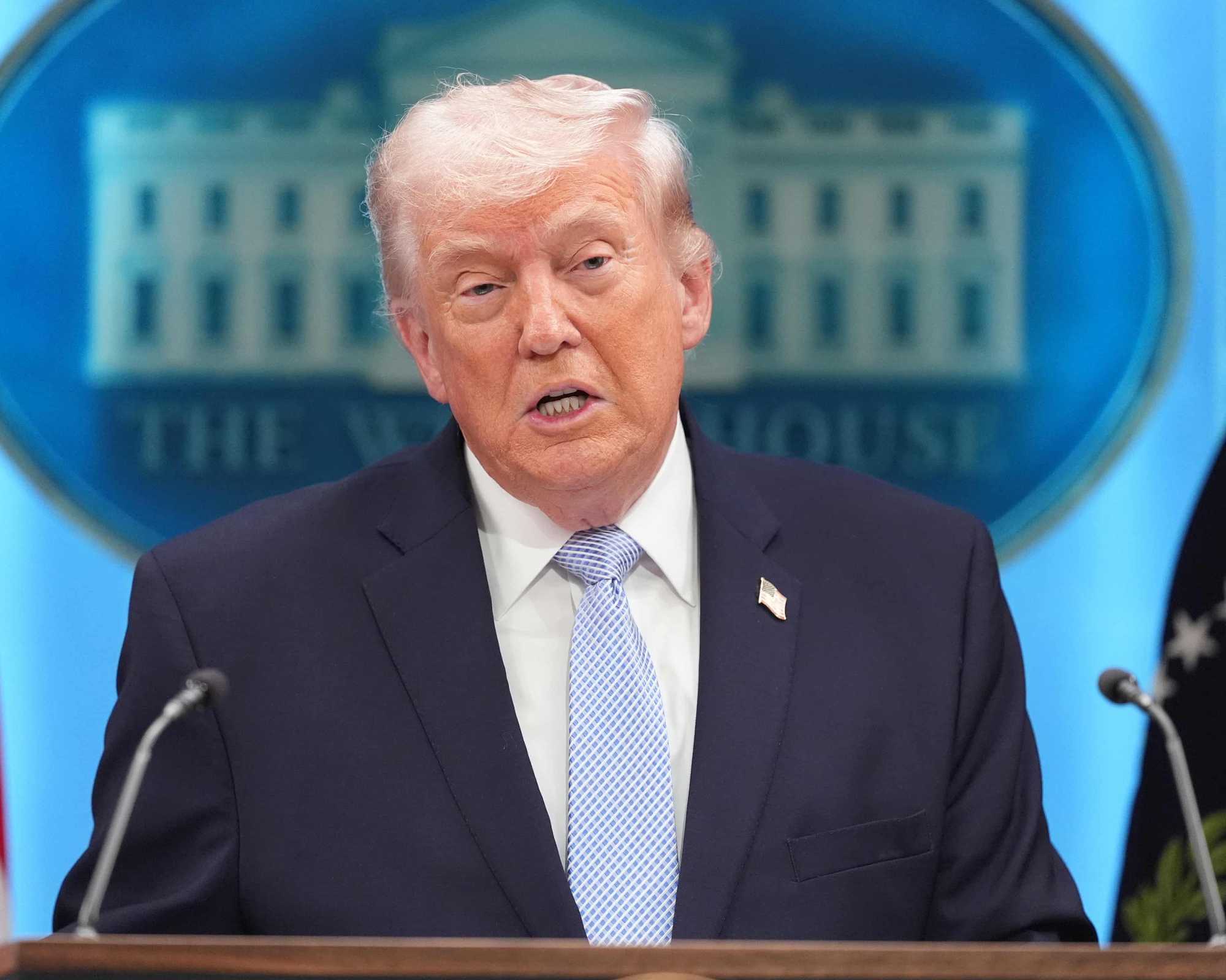 Ông Donald Trump họp báo, nói về chiến dịch giải cứu "lịch sử" - Ảnh 1