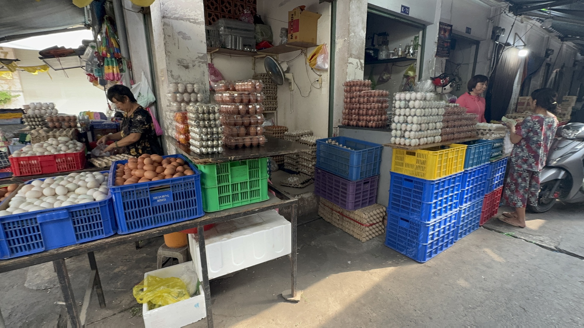 Cùng một loại rau, giá chợ lẻ cao gấp 2-3 lần chợ đầu mối - Ảnh 4