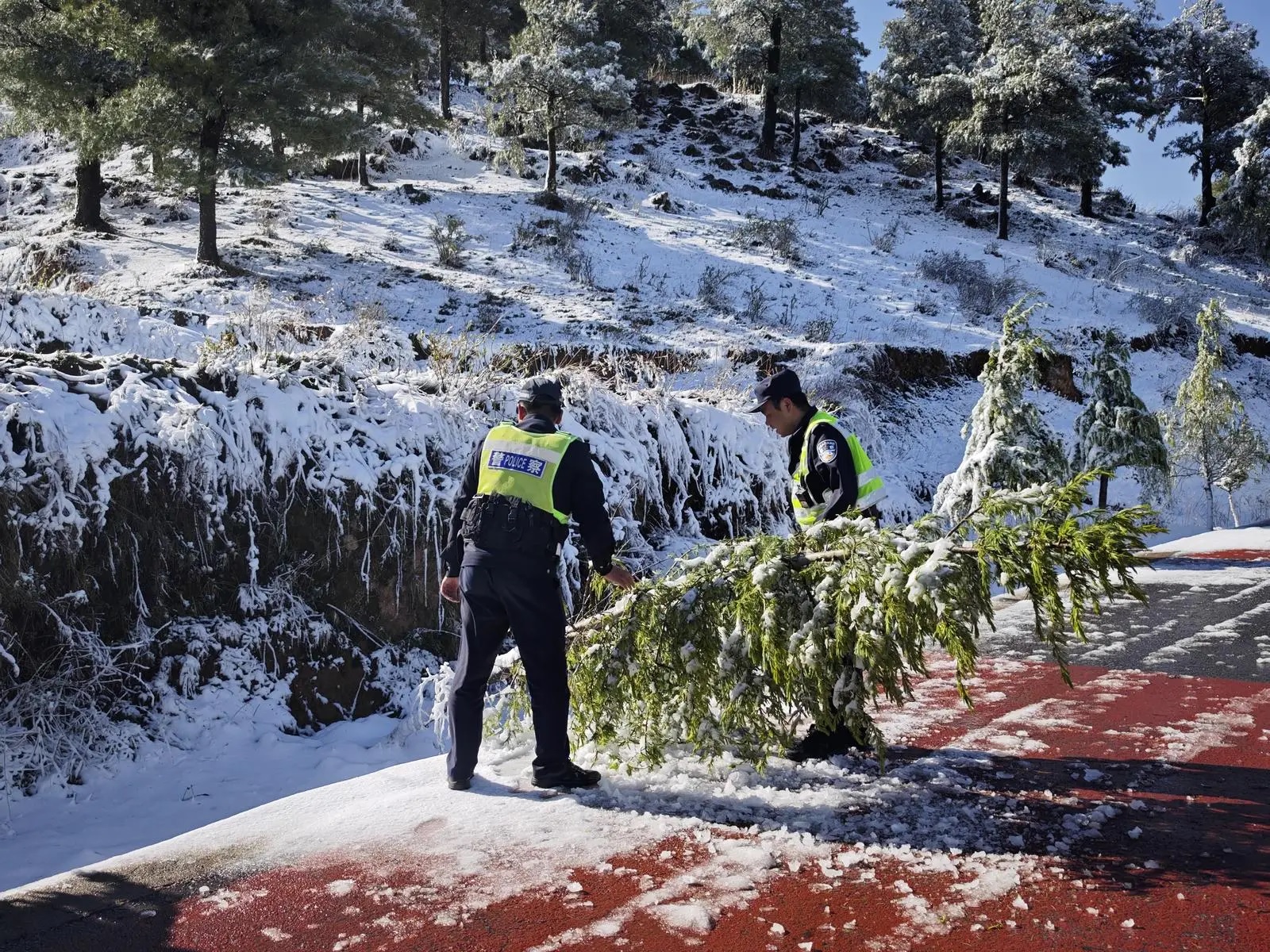 Thời tiết cực đoan hiếm thấy ở Trung Quốc: Sắp vào hè, tuyết bất ngờ rơi dày nhiều nơi - Ảnh 4