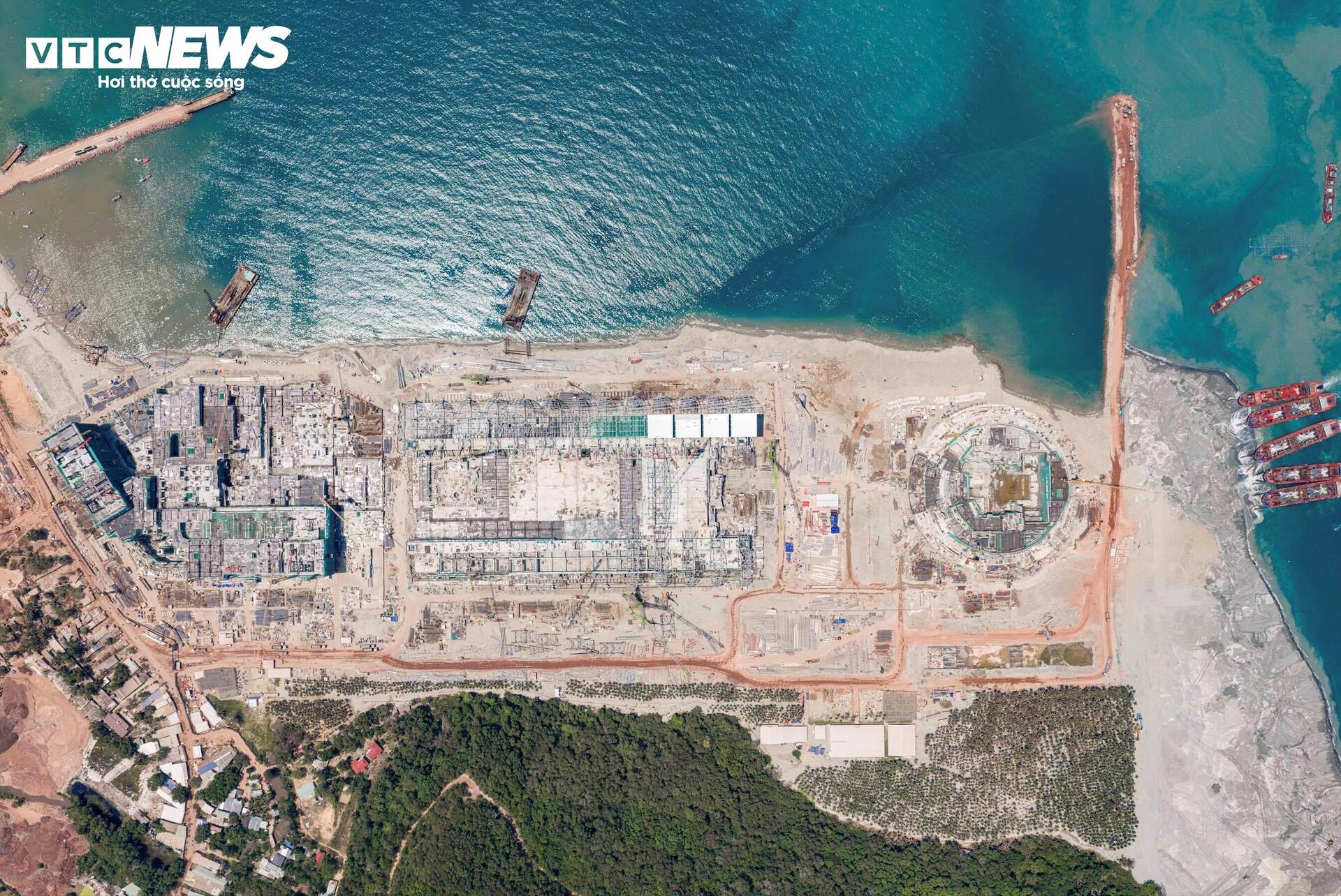 Cận cảnh công trường dự án mở rộng sân bay Phú Quốc phục vụ APEC 2027 - Ảnh 15