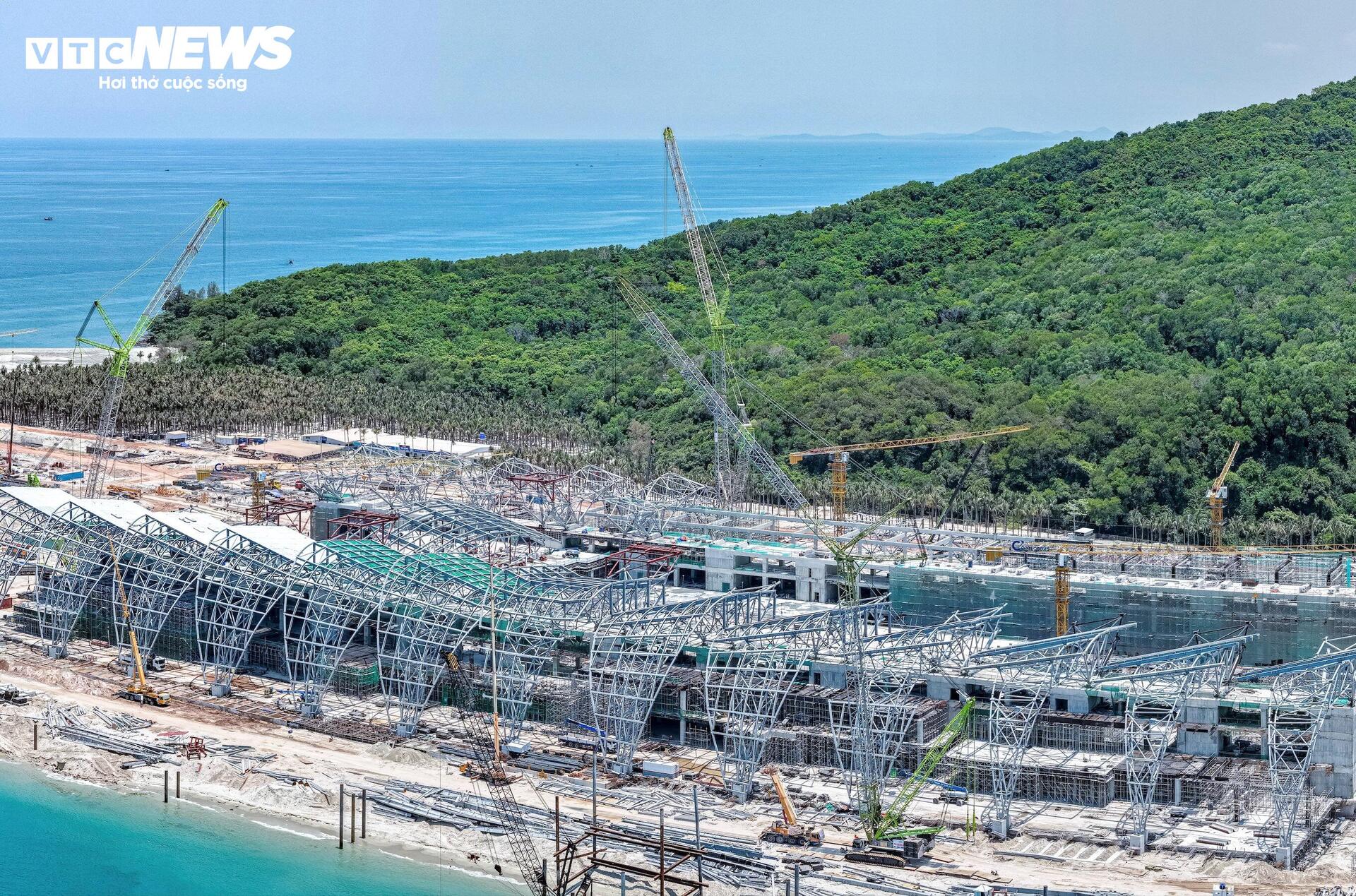 Cận cảnh công trường dự án mở rộng sân bay Phú Quốc phục vụ APEC 2027 - Ảnh 14