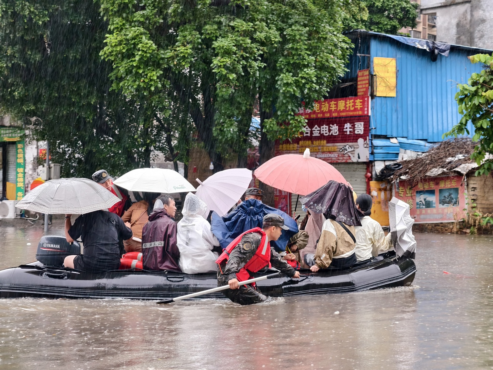 Mưa lớn kỷ lục trong 10 năm qua, Khâm Châu - Trung Quốc ngập kinh hoàng - Ảnh 4