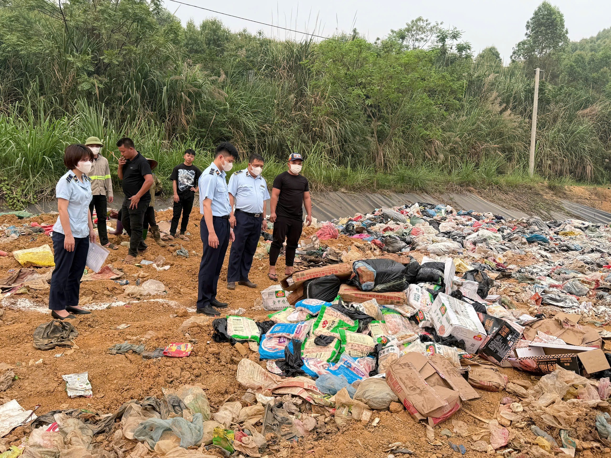 Kiểm tra bất ngờ một loạt tiểu thương: Tịch thu hàng nghìn tấn sản phẩm sai phạm, có người bị phạt 125 triệu đồng - Ảnh 3
