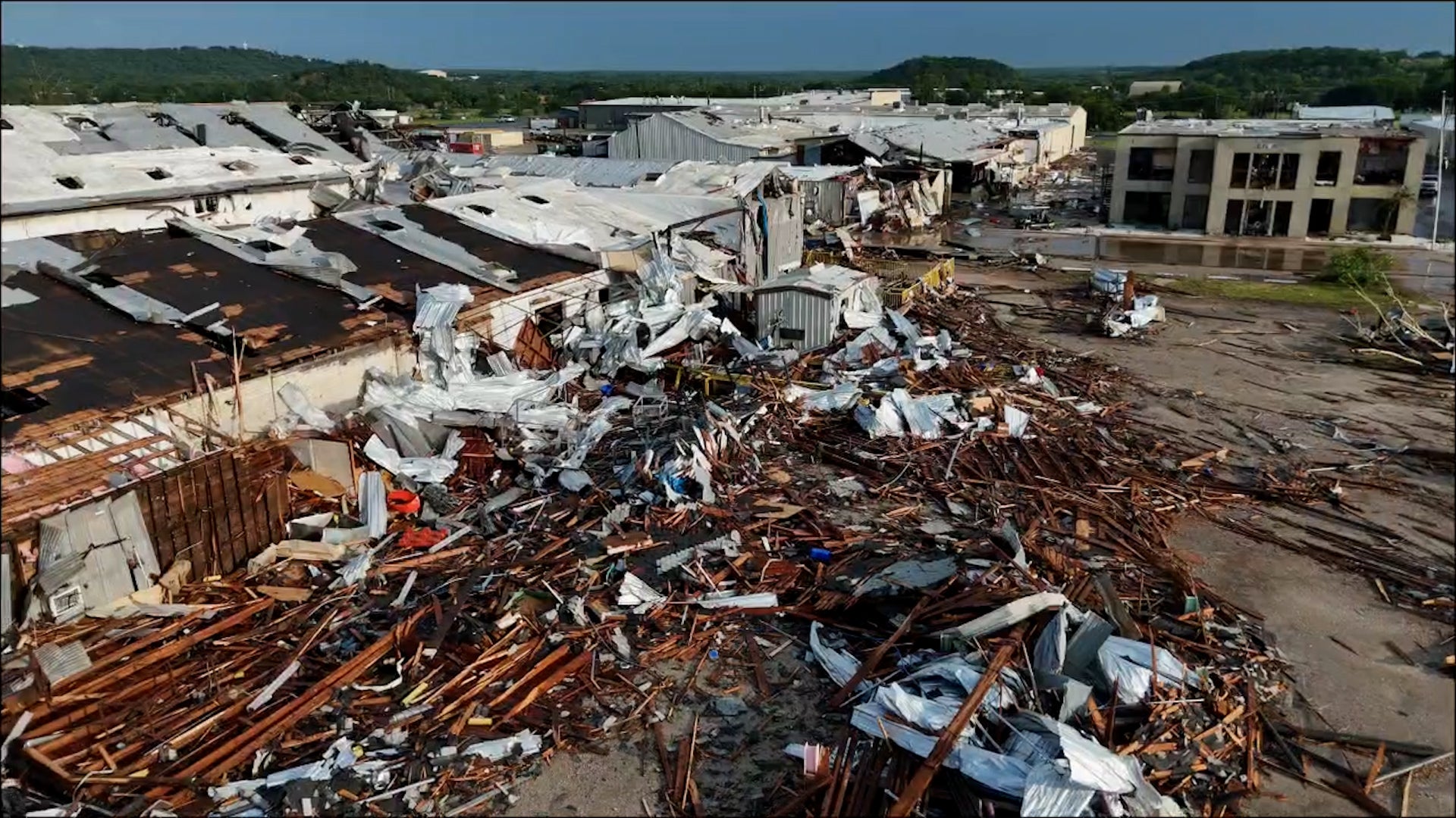 Lốc xoáy với sức gió 233 km/h "cuốn phăng" một thị trấn, nhiều người mất hết nhà cửa trong chớp mắt - Ảnh 1
