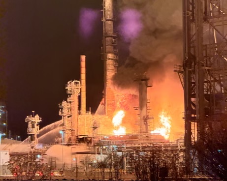 Úc: Nổ lớn và hỏa hoạn tại nhà máy lọc dầu, lực lượng cứu hỏa bất lực - Ảnh 2