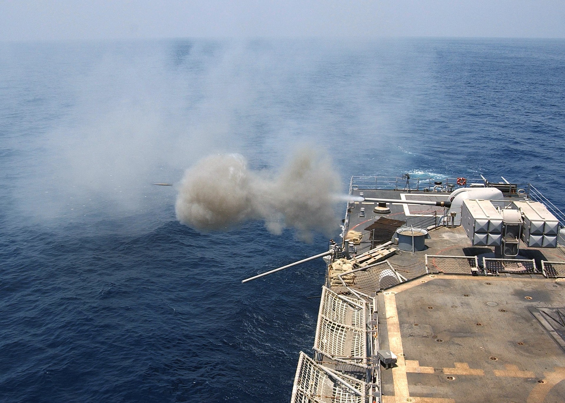 Tàu khu trục Mỹ nã pháo vào tàu hàng Iran - Ảnh 1