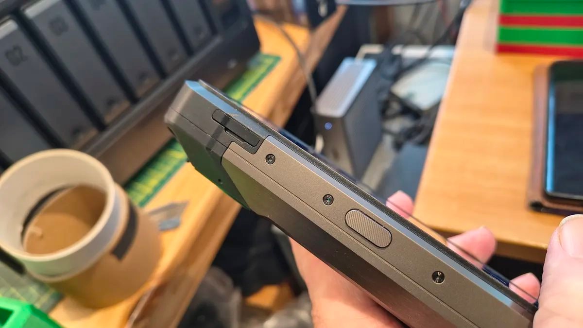 Mẫu điện thoại Trung Quốc pin 20.000 mAh mà giá chưa đến 10 triệu: Độ bền chuẩn quân đội, có cả bộ đàm - Ảnh 4