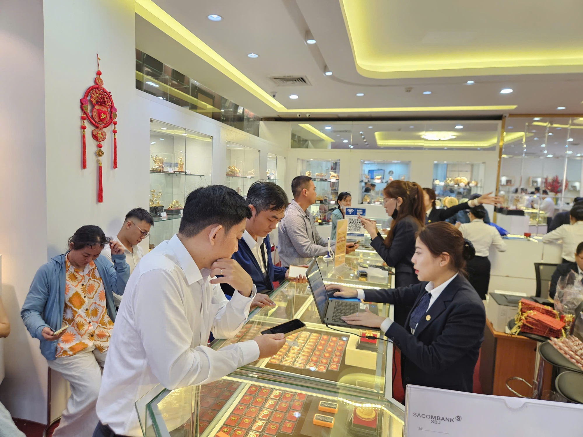 Tối 12-4, giá vàng miếng SJC thấp hơn vùng đỉnh trên 18 triệu đồng, chưa vội mua vào? - Ảnh 1