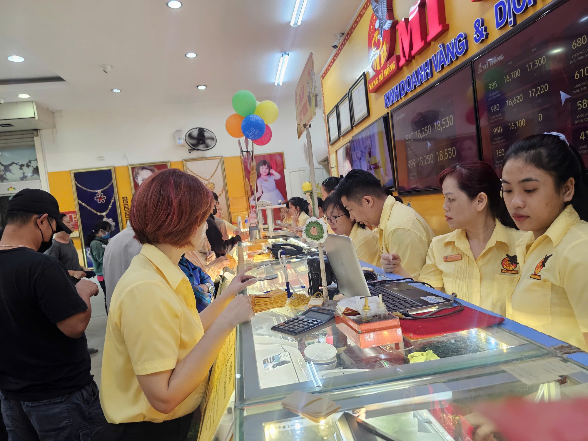 Giá vàng tăng mạnh, nhiều người tiếc nuối vì mất cơ hội mua giá thấp - Ảnh 1