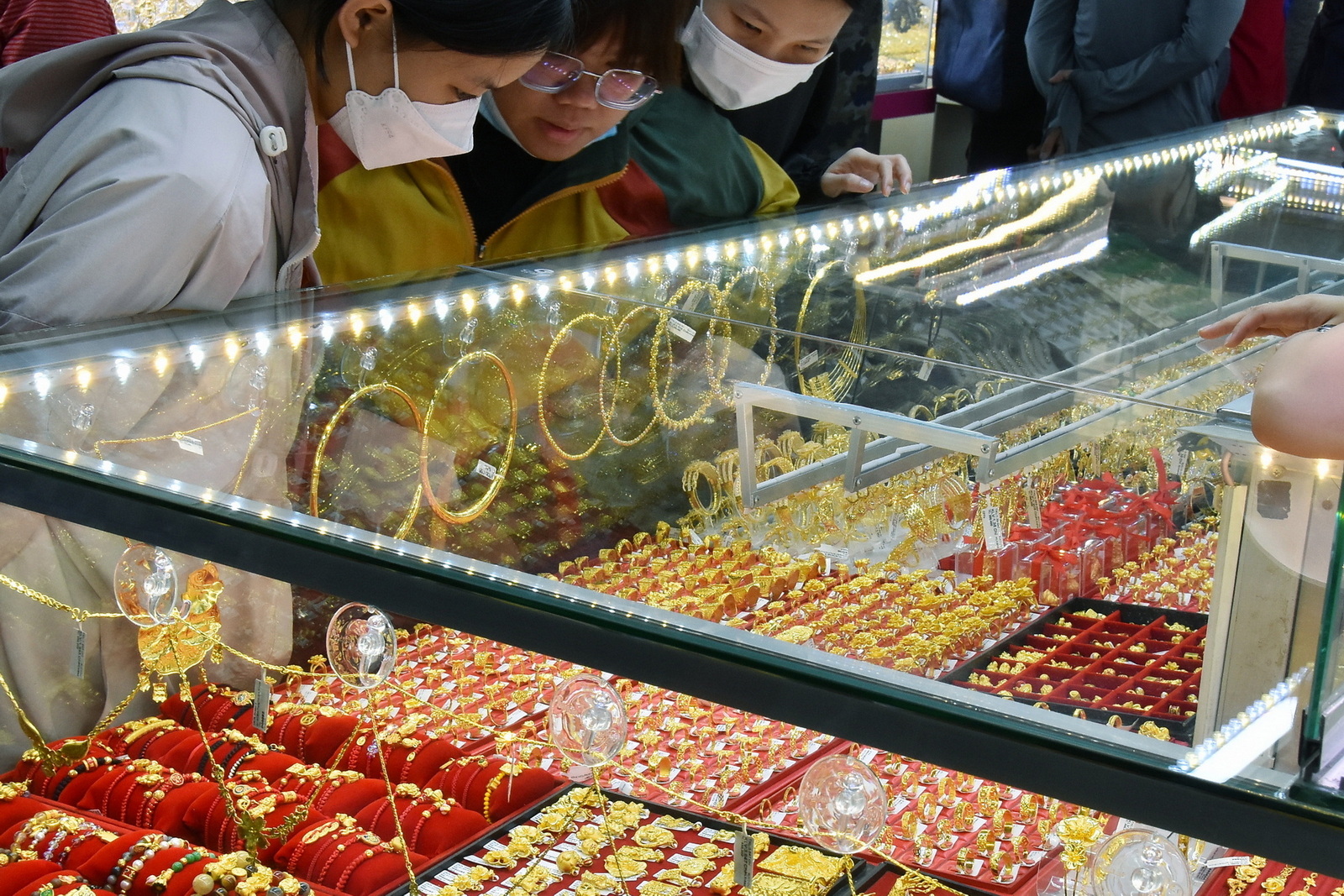 Chuyên gia cảnh báo 3 rủi ro lớn nếu cho phép doanh nghiệp vay vàng trong dân - Ảnh 2