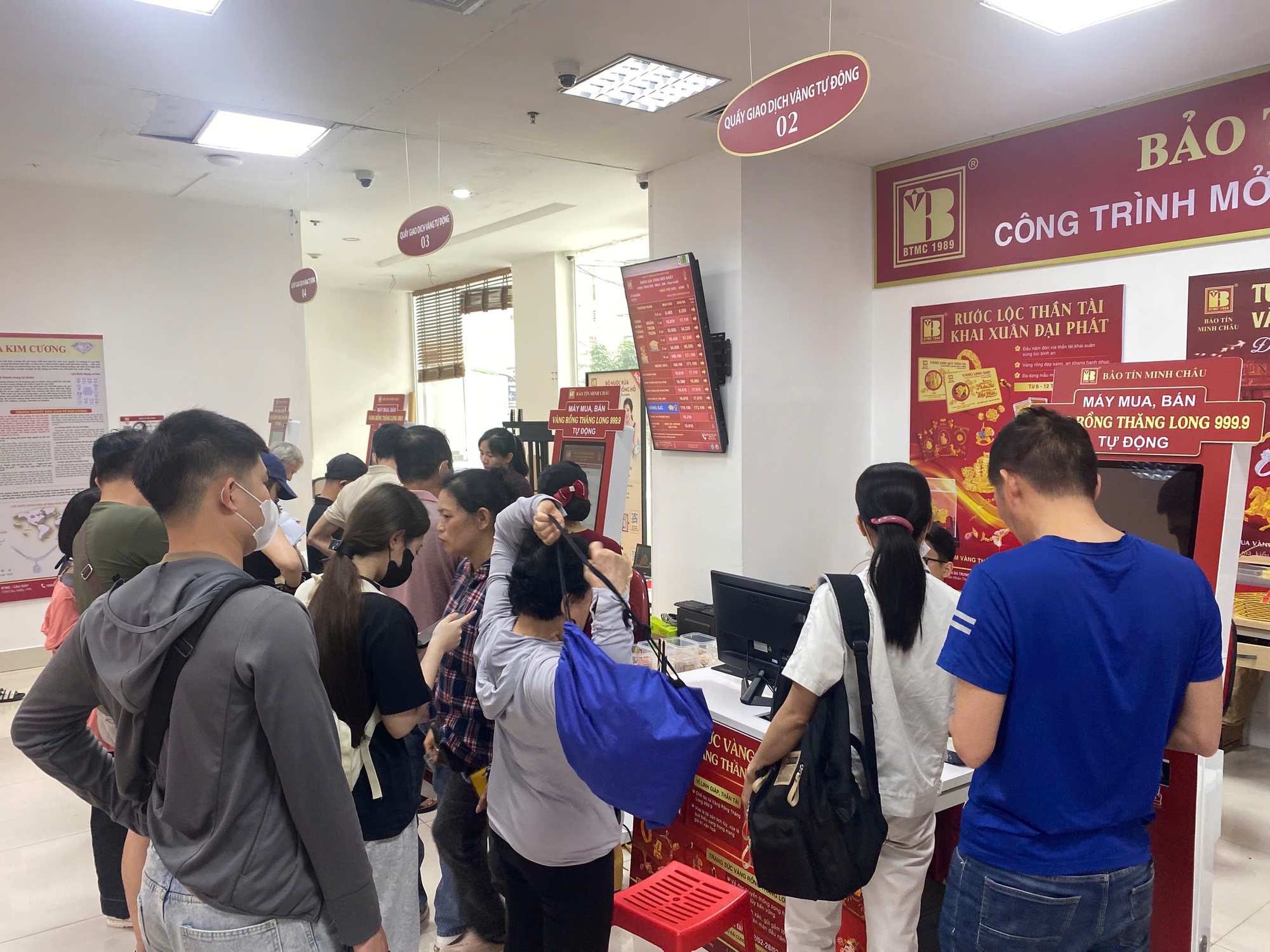 Sau khi ông Vũ Minh Châu bị khởi tố, Bảo Tín Minh Châu hoạt động mua - bán vàng thế nào? - Ảnh 1