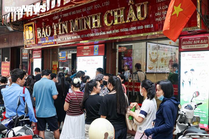 Khách ồ ạt bán vàng, cửa hàng không trả tiền ngay: Bảo Tín Minh Châu nói gì? - Ảnh 1