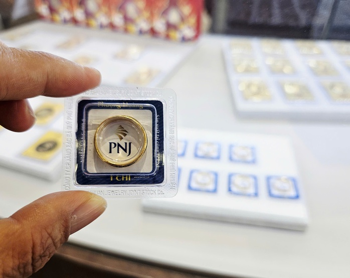 Giá vàng miếng, vàng nhẫn tăng mạnh, PNJ lãi lớn - Ảnh 1