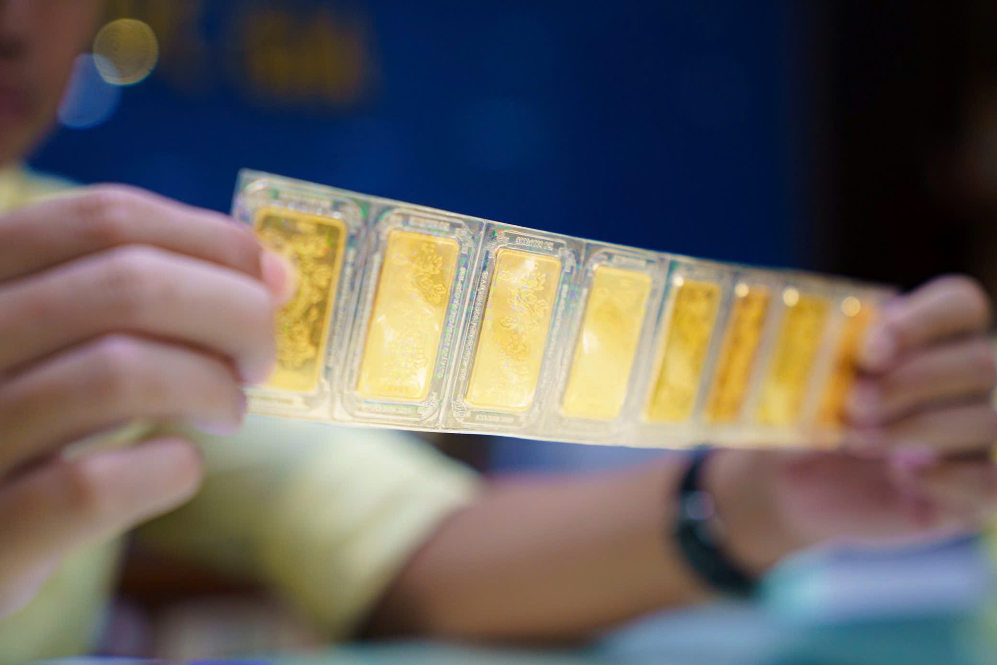 Nếu 11 đơn vị được cấp phép nhập khẩu, sản xuất vàng miếng, giá vàng trong nước có giảm mạnh? - Ảnh 1