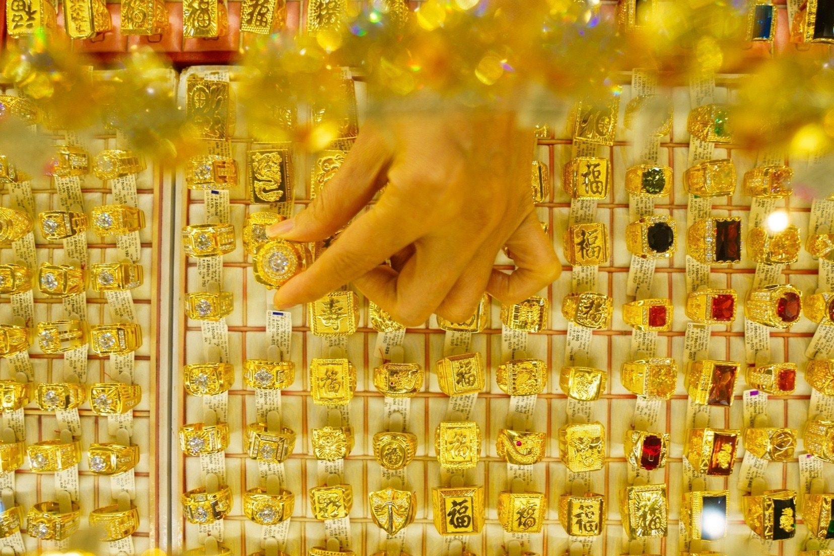 Tối 28/4, giá vàng giảm mạnh - Ảnh 1