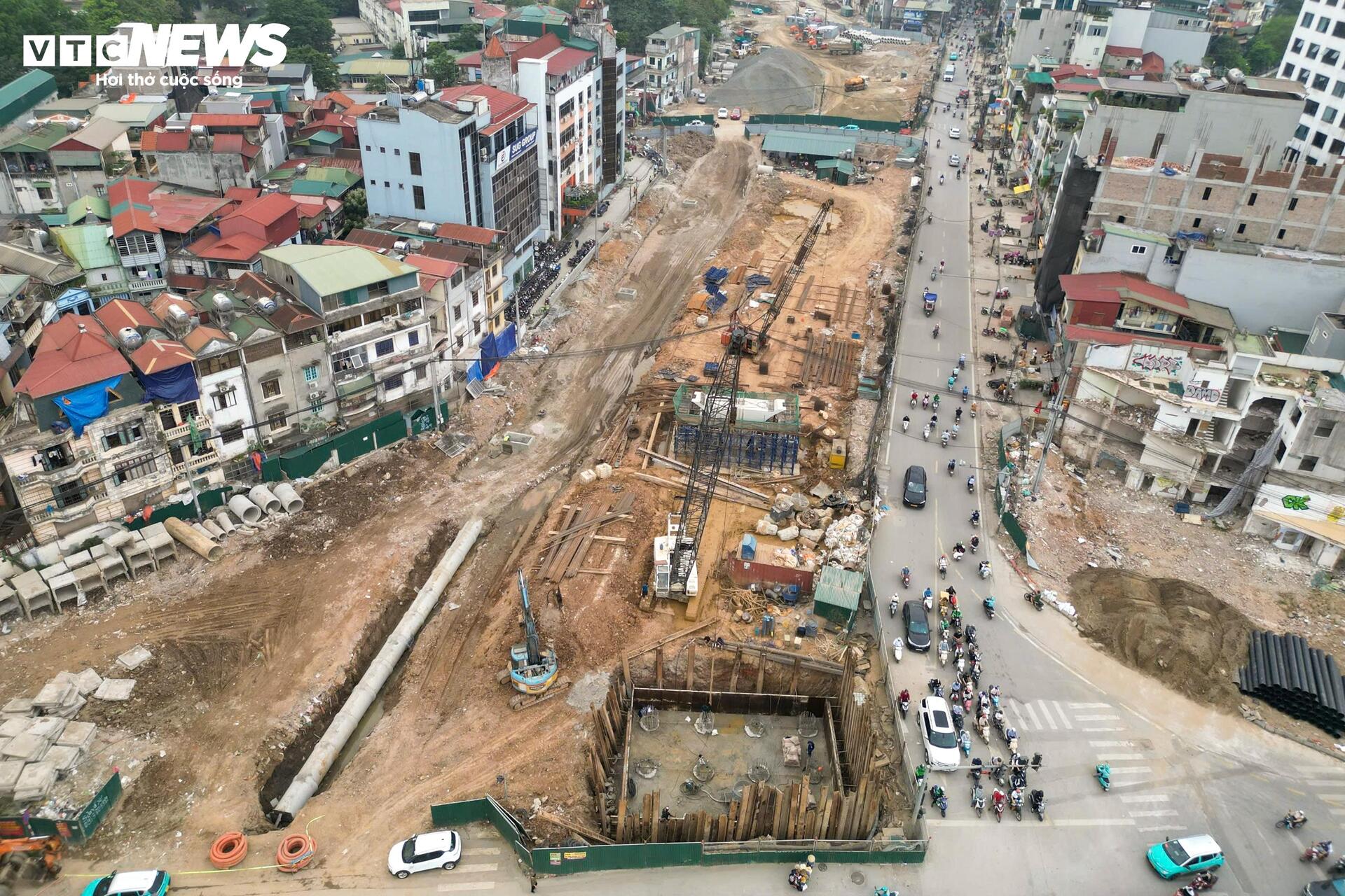 Lộ diện hai cầu vượt trên Vành đai 1 sau hơn 3 tháng thi công - Ảnh 11