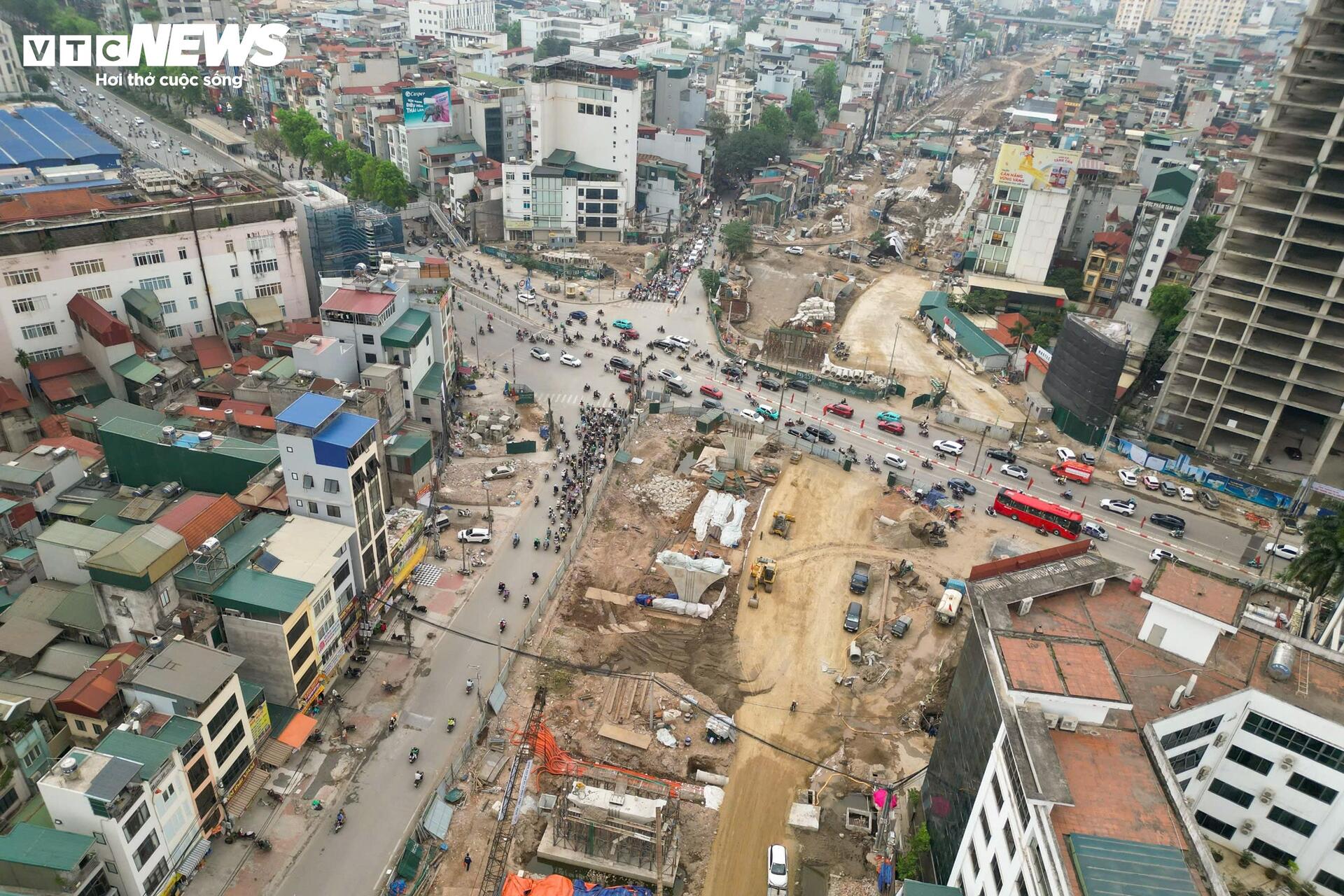 Lộ diện hai cầu vượt trên Vành đai 1 sau hơn 3 tháng thi công - Ảnh 12