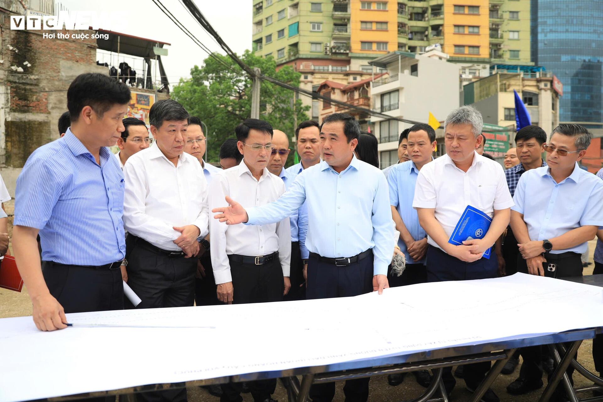 Lộ diện hai cầu vượt trên Vành đai 1 sau hơn 3 tháng thi công - Ảnh 3