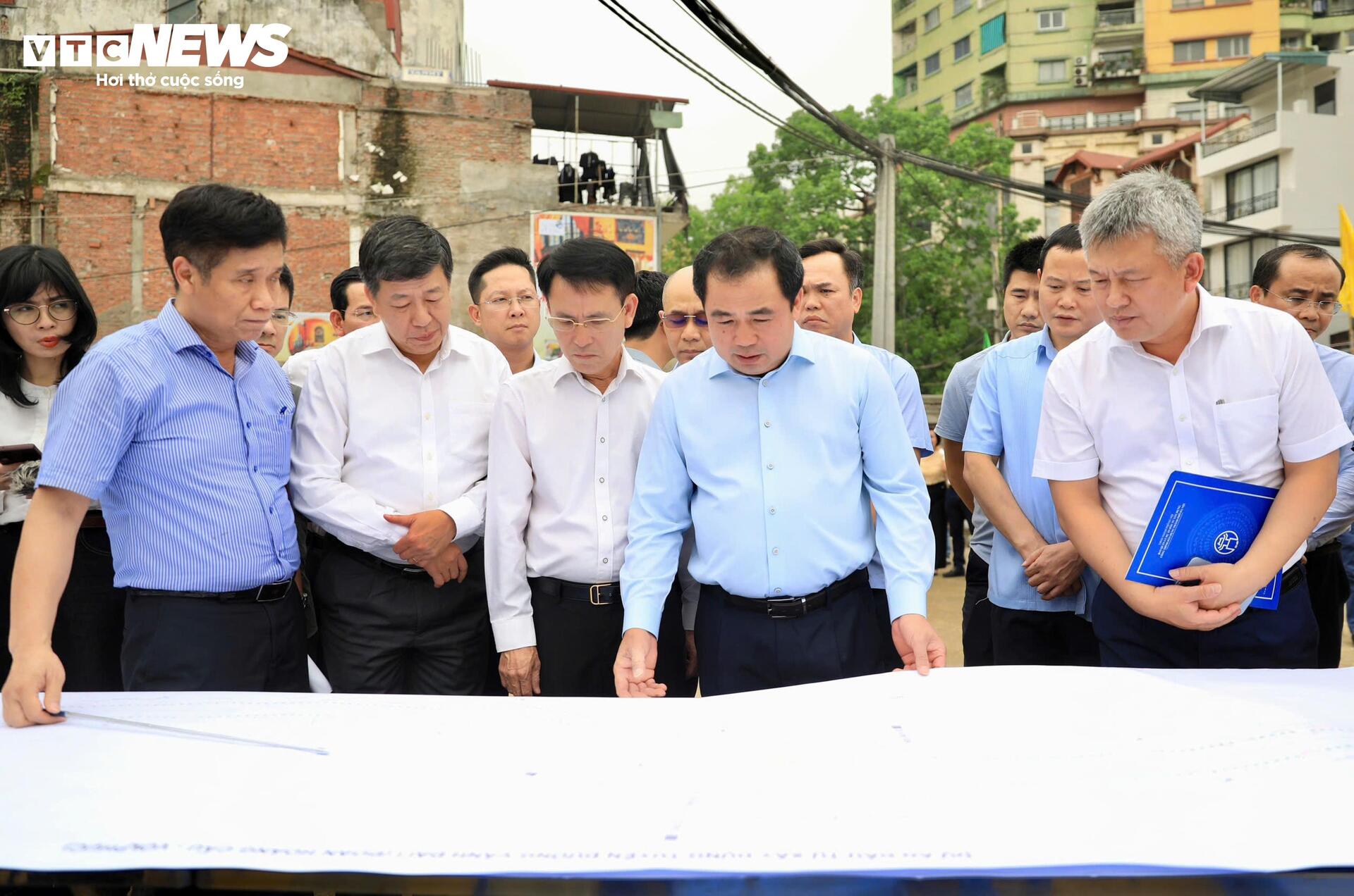 Lộ diện hai cầu vượt trên Vành đai 1 sau hơn 3 tháng thi công - Ảnh 4