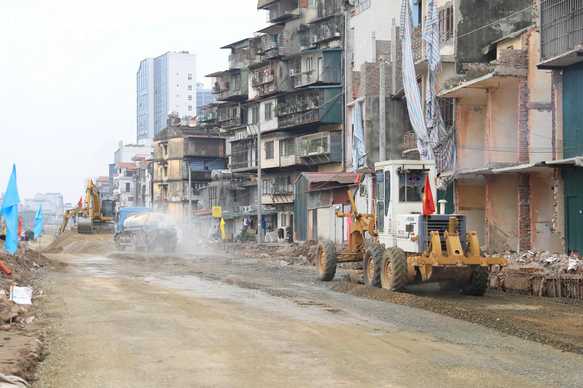 Lộ diện hai cầu vượt trên Vành đai 1 sau hơn 3 tháng thi công - Ảnh 13