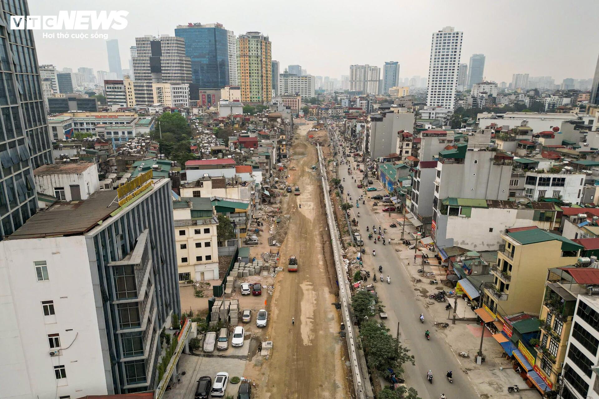 Lộ diện hai cầu vượt trên Vành đai 1 sau hơn 3 tháng thi công - Ảnh 14