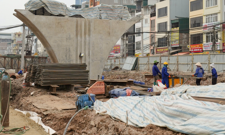 Lộ diện hai cầu vượt trên Vành đai 1 sau hơn 3 tháng thi công - Ảnh 7