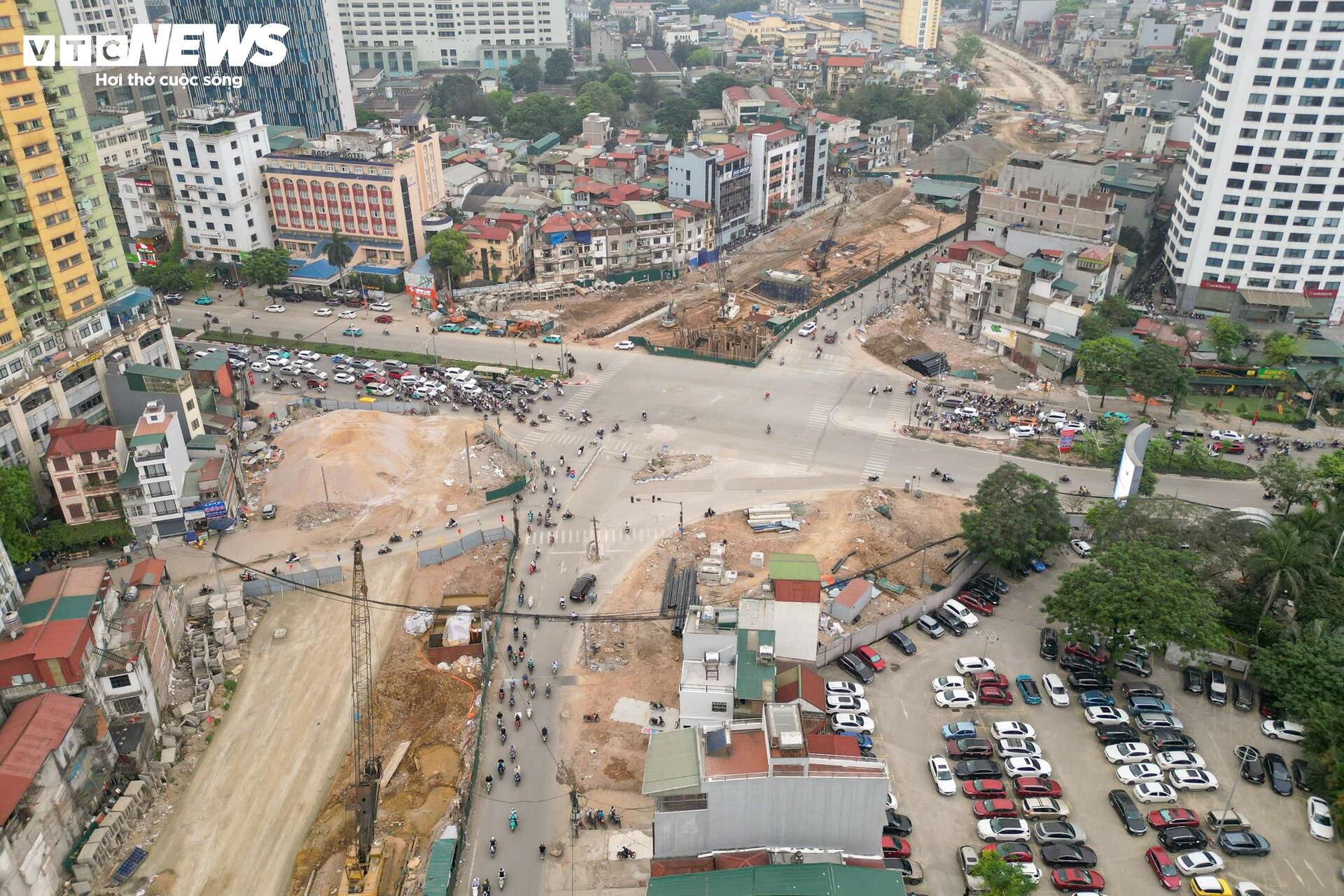 Lộ diện hai cầu vượt trên Vành đai 1 sau hơn 3 tháng thi công - Ảnh 2