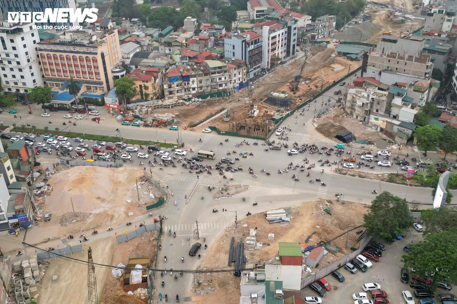 Lộ diện hai cầu vượt trên Vành đai 1 sau hơn 3 tháng thi công - Ảnh 9