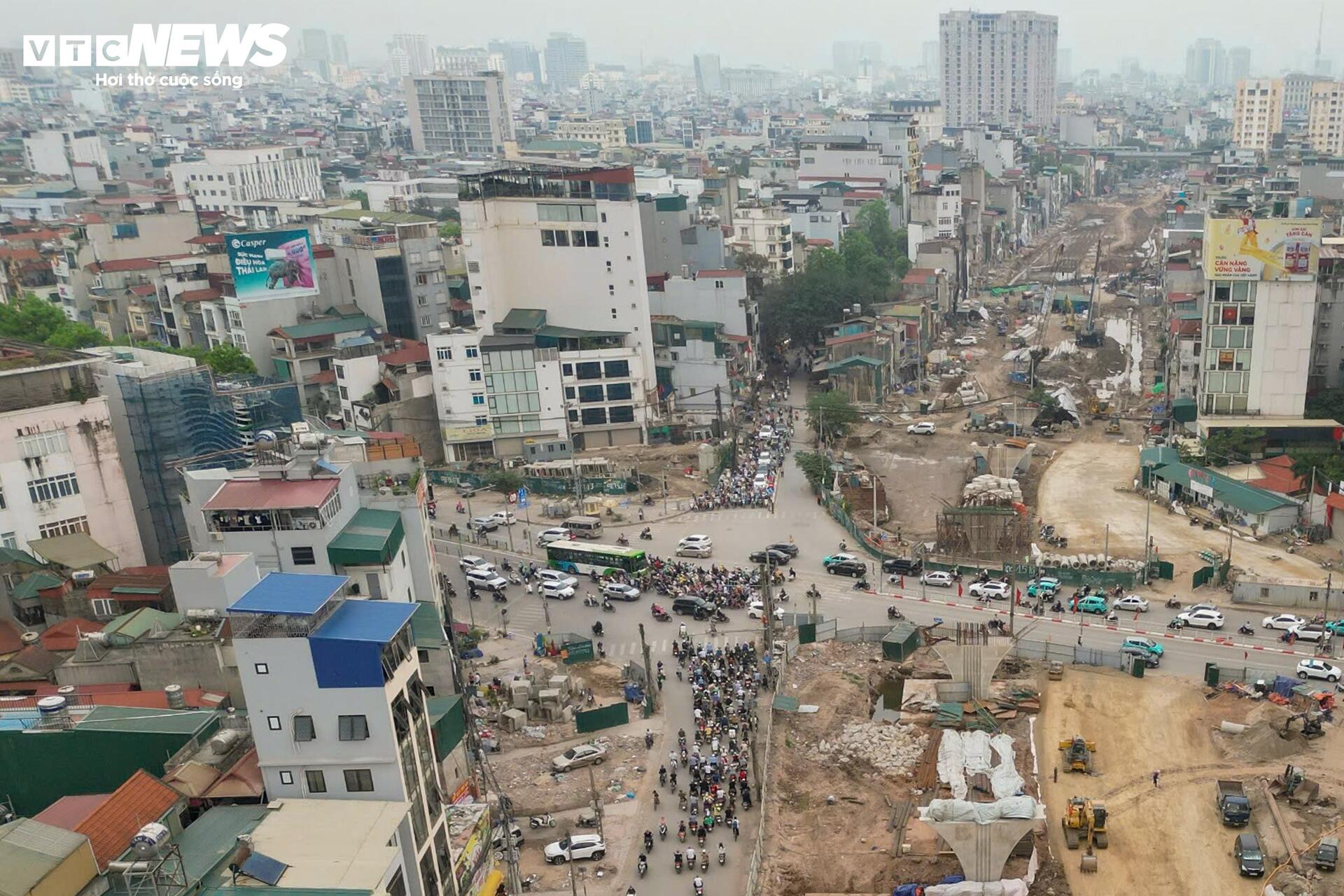 Lộ diện hai cầu vượt trên Vành đai 1 sau hơn 3 tháng thi công - Ảnh 10