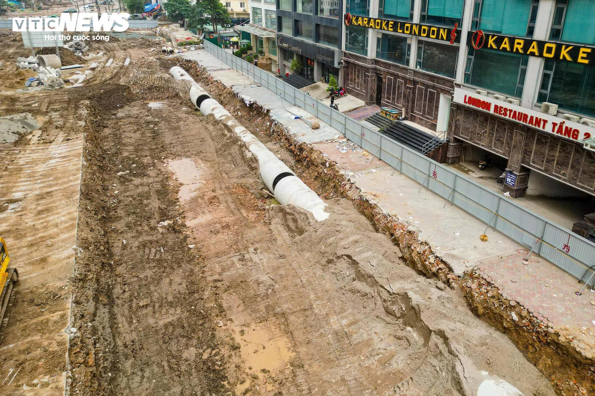 Công trường Vành đai 2,5 qua Cầu Giấy rầm rộ thi công sau khi gỡ vướng mặt bằng - Ảnh 12