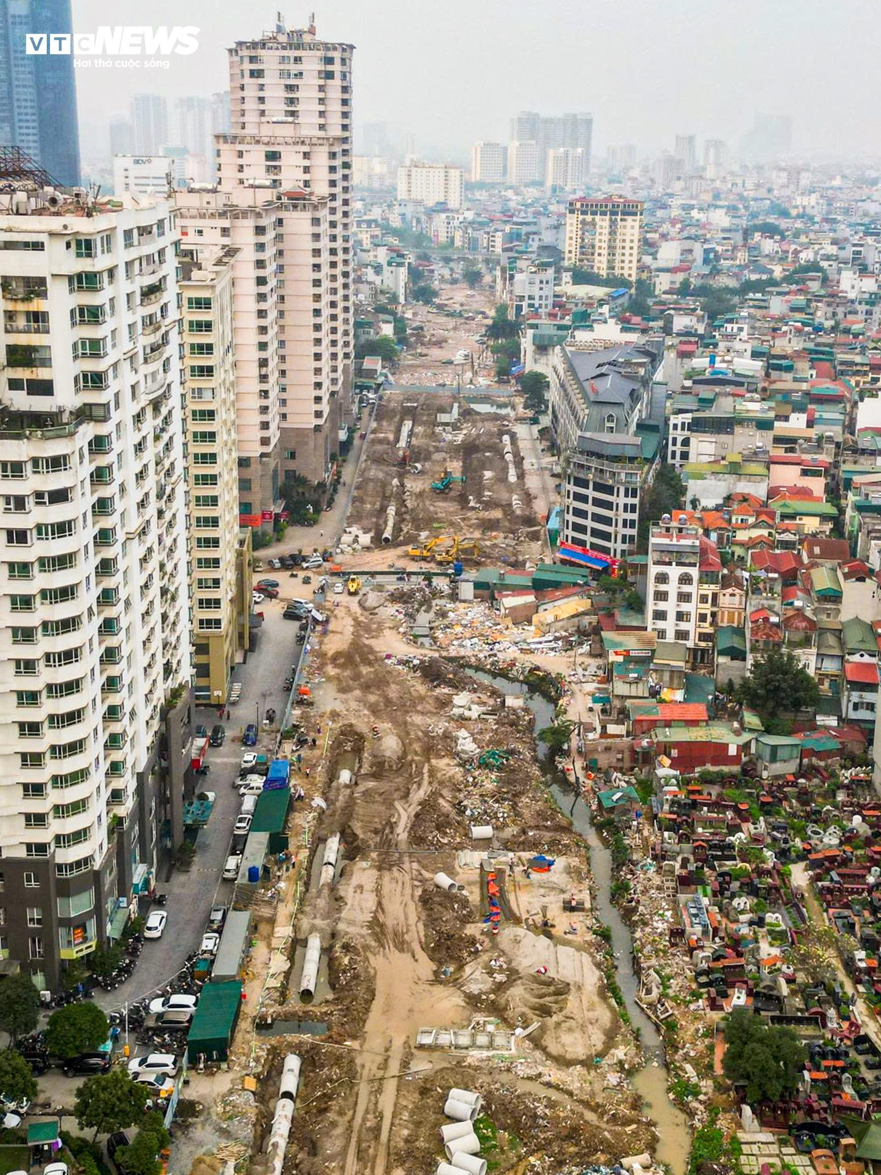 Công trường Vành đai 2,5 qua Cầu Giấy rầm rộ thi công sau khi gỡ vướng mặt bằng - Ảnh 2