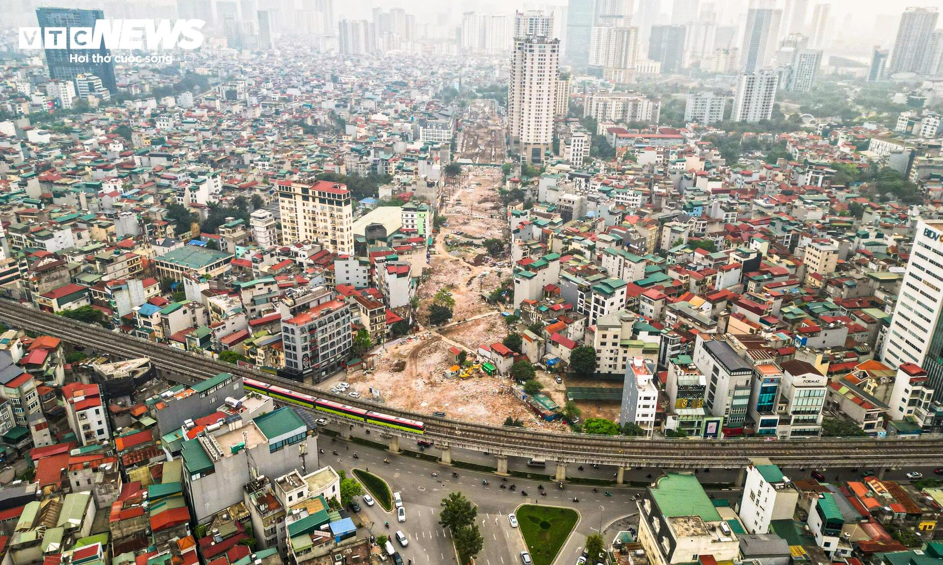 Công trường Vành đai 2,5 qua Cầu Giấy rầm rộ thi công sau khi gỡ vướng mặt bằng - Ảnh 1