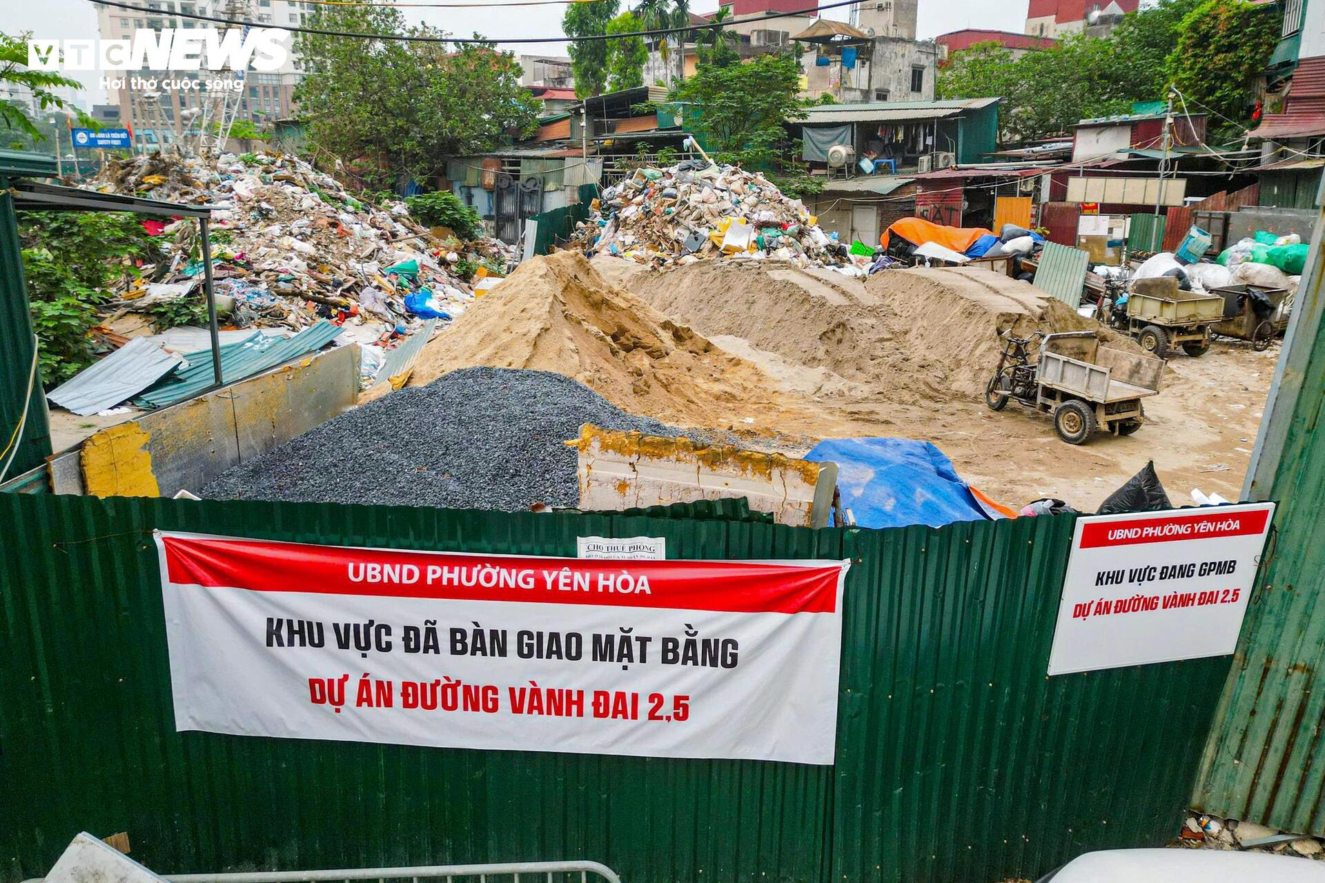 Công trường Vành đai 2,5 qua Cầu Giấy rầm rộ thi công sau khi gỡ vướng mặt bằng - Ảnh 4