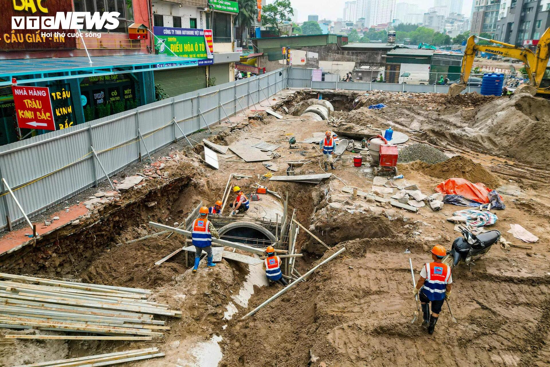 Công trường Vành đai 2,5 qua Cầu Giấy rầm rộ thi công sau khi gỡ vướng mặt bằng - Ảnh 7