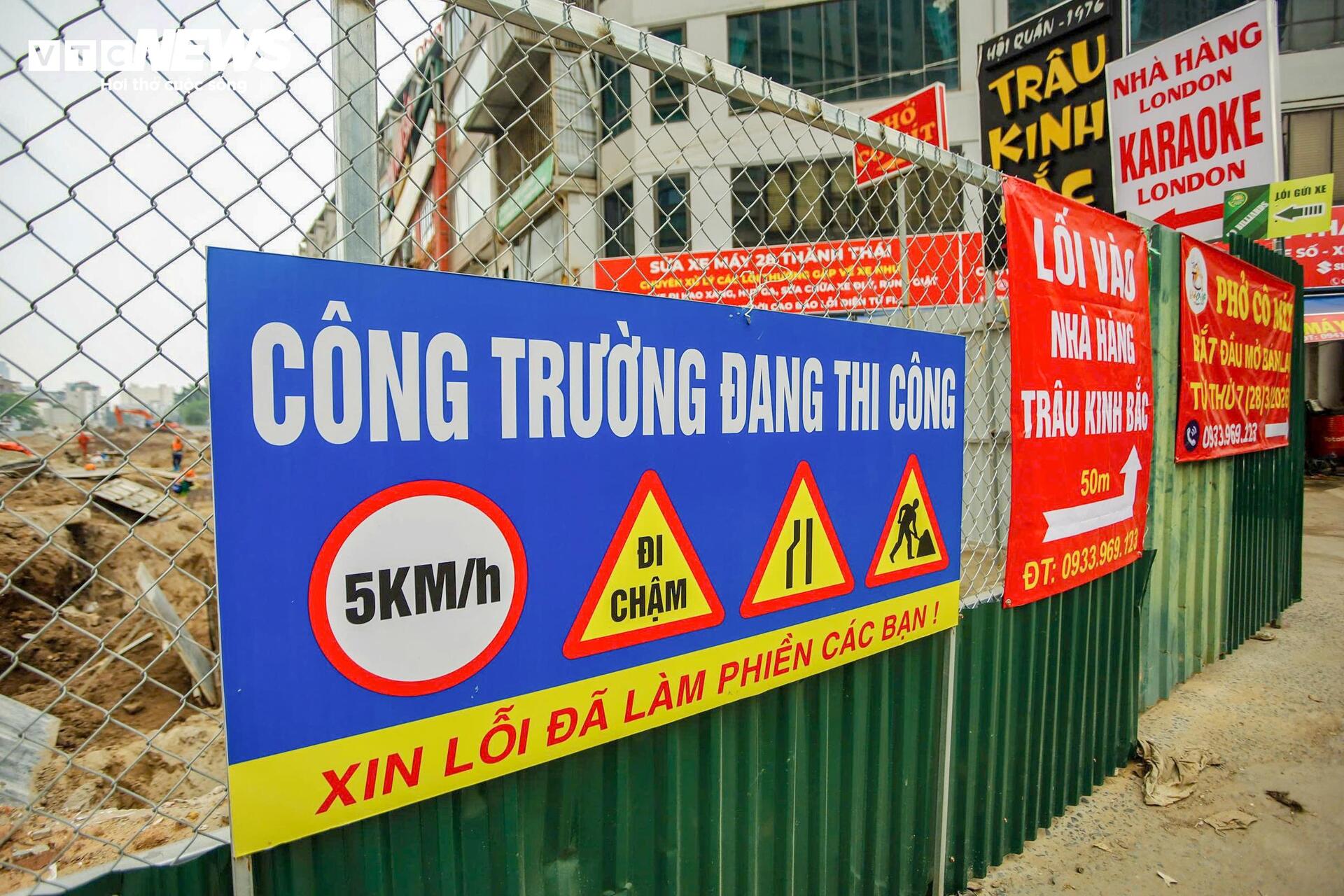 Công trường Vành đai 2,5 qua Cầu Giấy rầm rộ thi công sau khi gỡ vướng mặt bằng - Ảnh 10