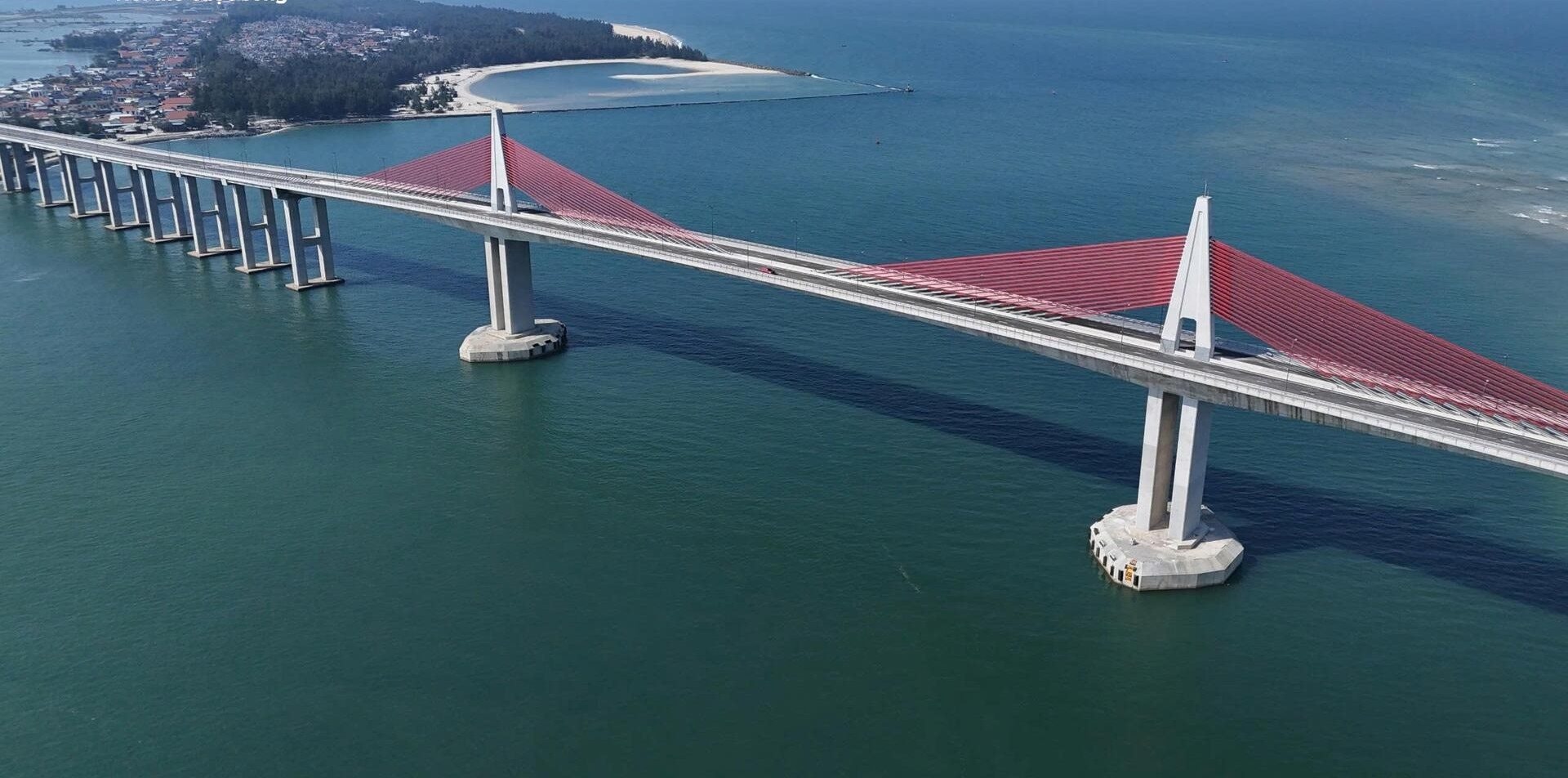 Việt Nam sắp hoàn thành cầu vượt biển dài nhất miền Trung trị giá 2.400 tỷ, chuẩn bị thông xe vào đúng dịp đặc biệt - Ảnh 1
