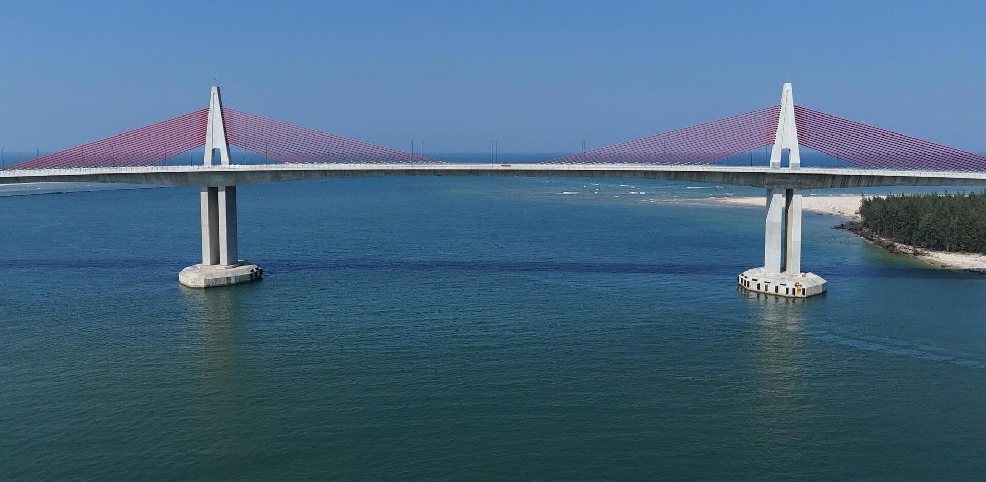 Việt Nam sắp hoàn thành cầu vượt biển dài nhất miền Trung trị giá 2.400 tỷ, chuẩn bị thông xe vào đúng dịp đặc biệt - Ảnh 2