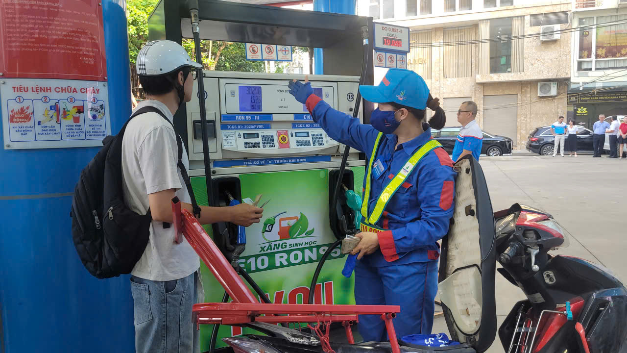 Dần thay thế xăng khoáng RON 95, giá xăng E10 đang ở mức nào? - Ảnh 1