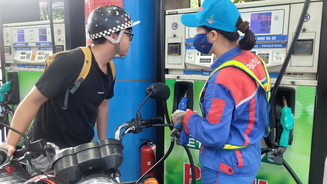 Xăng E10 có thể thay thế xăng khoáng ngay tháng 4-2026, hàng chục triệu xe máy và ô tô chú ý gì? - Ảnh 1