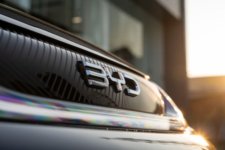 BYD vừa làm một việc lạ tại Việt Nam: Ra mắt bản nâng cấp của một mẫu EV, đi xa hơn nhưng giá rẻ hơn 100 triệu - Ảnh 1