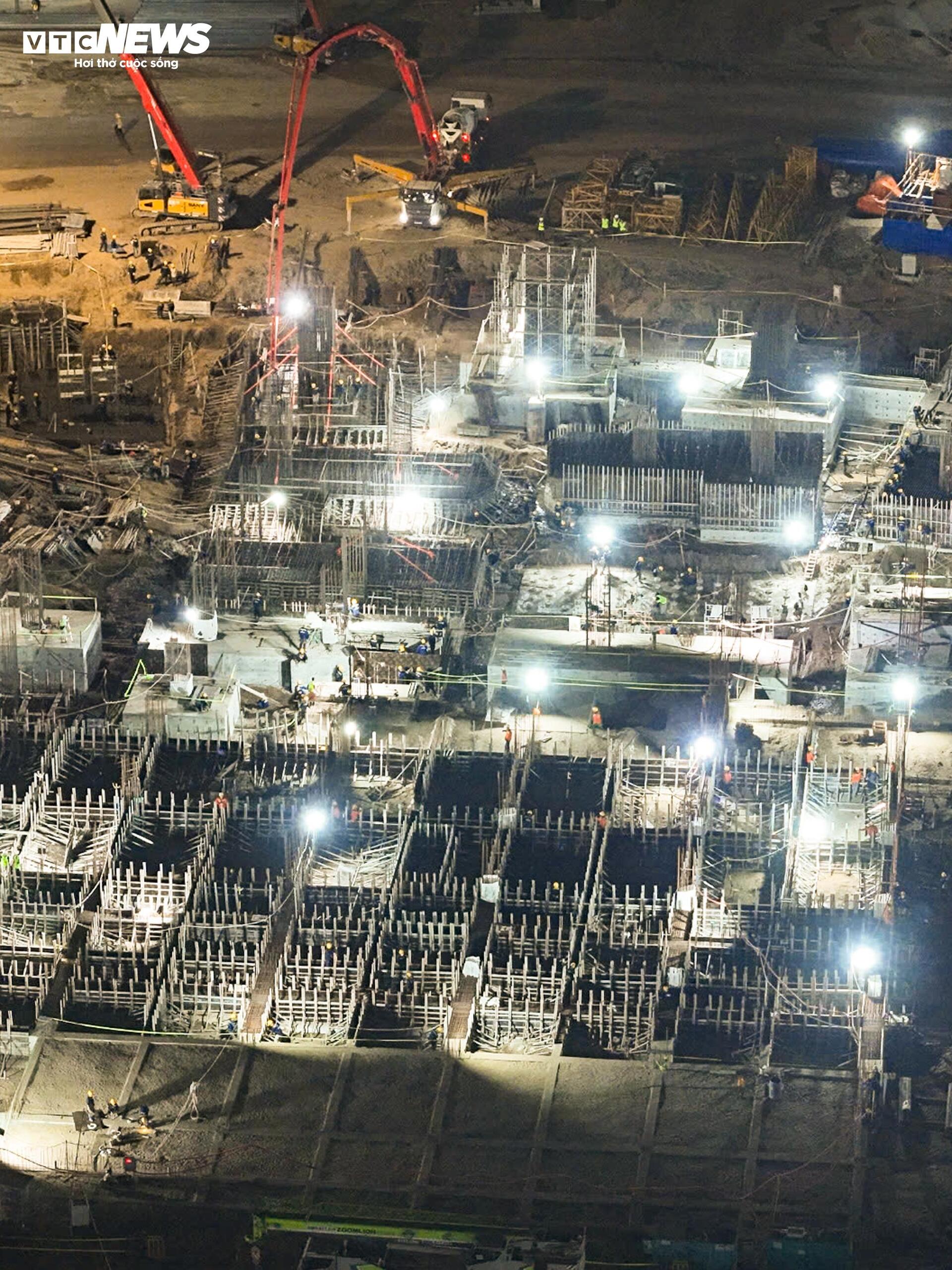 Đại công trường rực sáng xuyên đêm, tăng tốc xây sân vận động lớn nhất thế giới - Ảnh 11