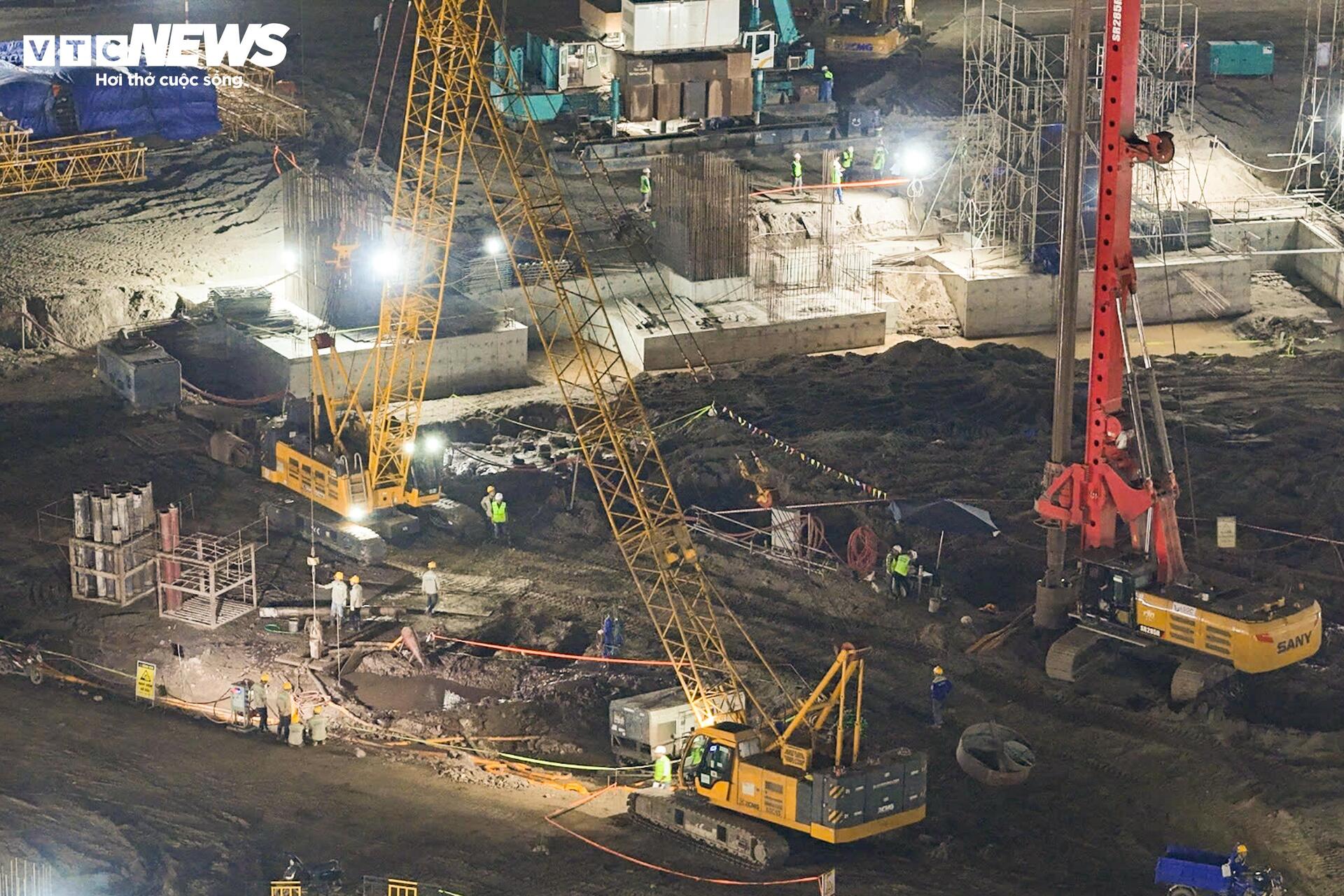 Đại công trường rực sáng xuyên đêm, tăng tốc xây sân vận động lớn nhất thế giới - Ảnh 12