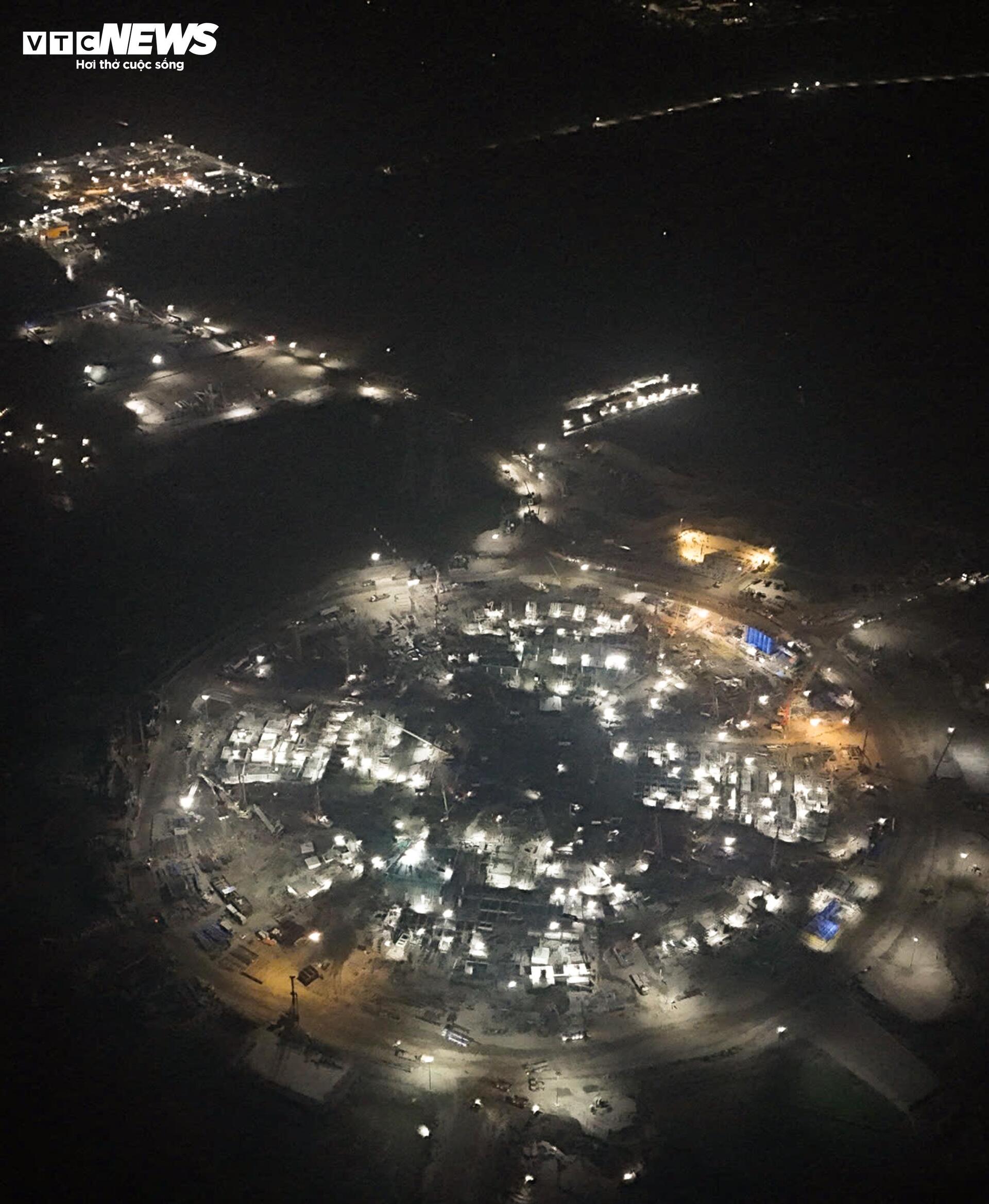 Đại công trường rực sáng xuyên đêm, tăng tốc xây sân vận động lớn nhất thế giới - Ảnh 13