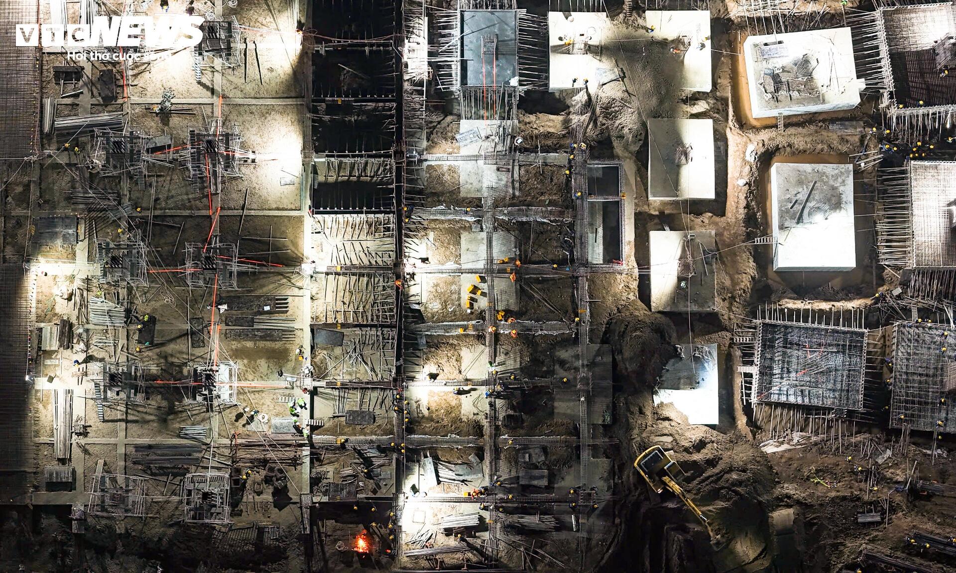 Đại công trường rực sáng xuyên đêm, tăng tốc xây sân vận động lớn nhất thế giới - Ảnh 14