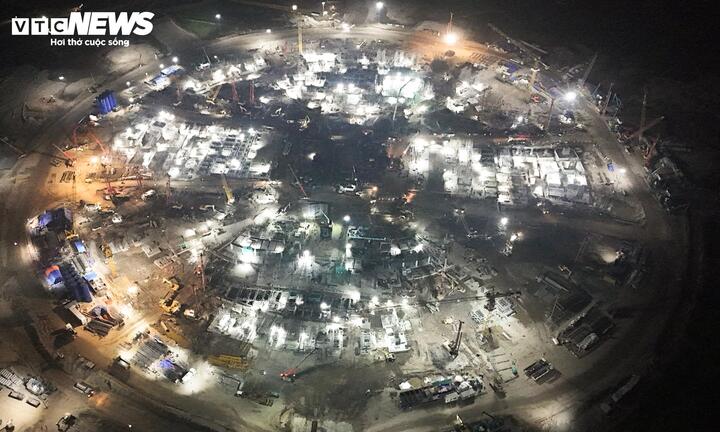 Đại công trường rực sáng xuyên đêm, tăng tốc xây sân vận động lớn nhất thế giới - Ảnh 5