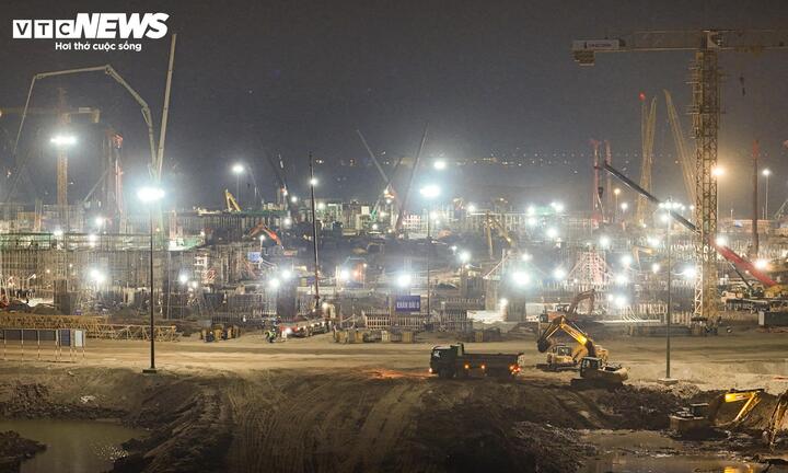 Đại công trường rực sáng xuyên đêm, tăng tốc xây sân vận động lớn nhất thế giới - Ảnh 4