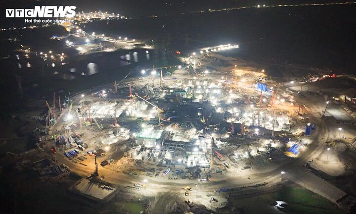 Đại công trường rực sáng xuyên đêm, tăng tốc xây sân vận động lớn nhất thế giới - Ảnh 3